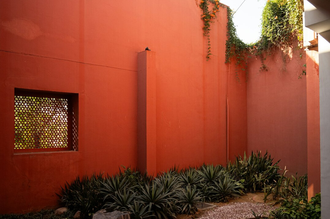 Casa residencial mexicana con jardín en un fraccionamiento