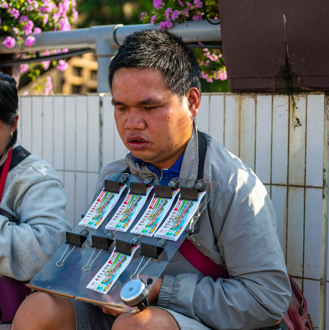 Hombre mexicano revisando el crecimiento de sus ahorros en una tablet