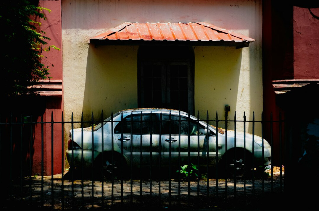 Familia mexicana subiendo a su automóvil frente a su casa