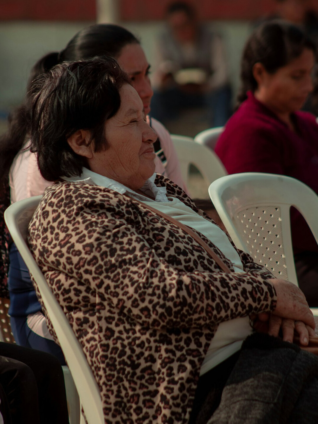 Representante de atención al cliente mexicana con auriculares sonriendo